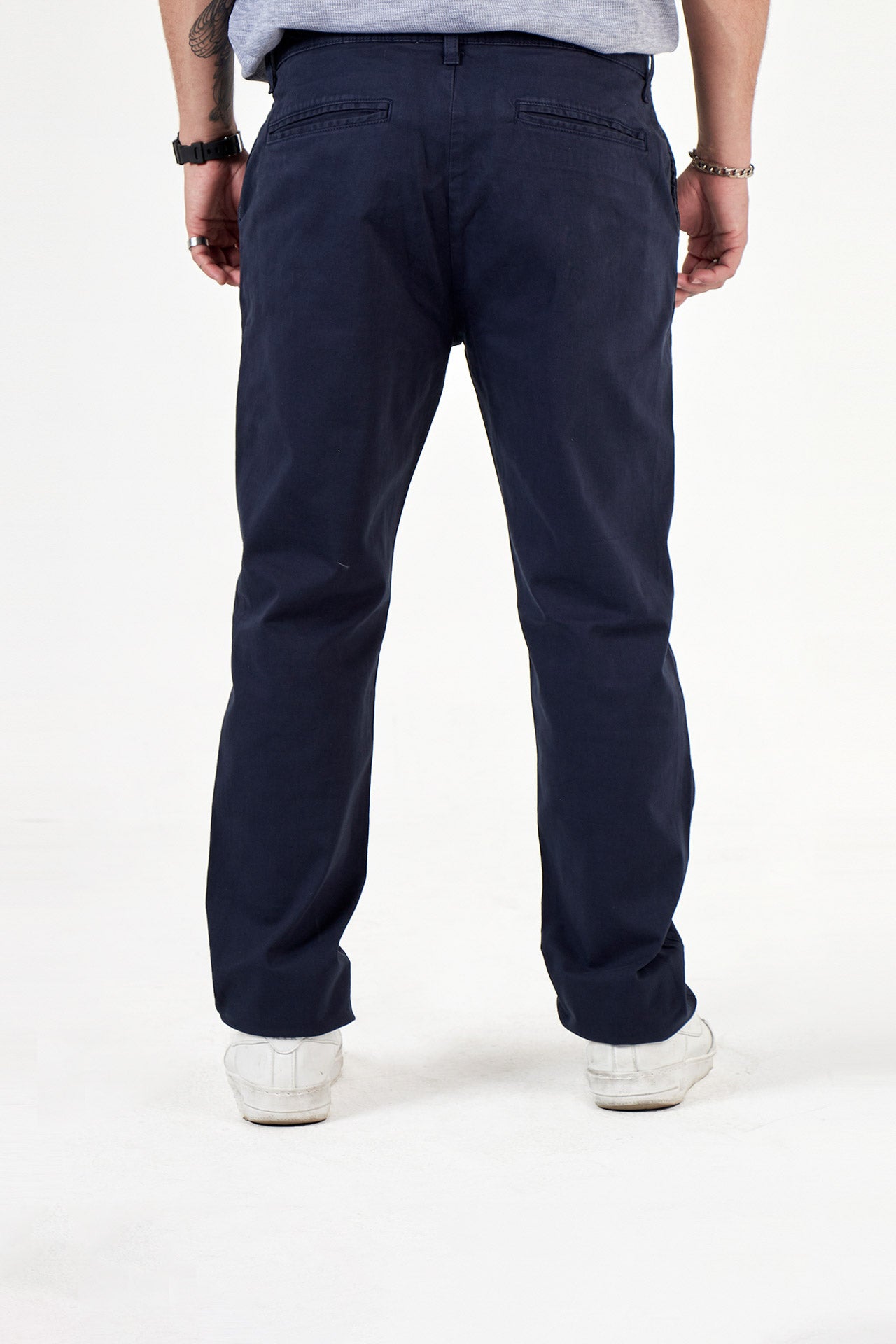 Pantalón chino azul oscuro human dignity